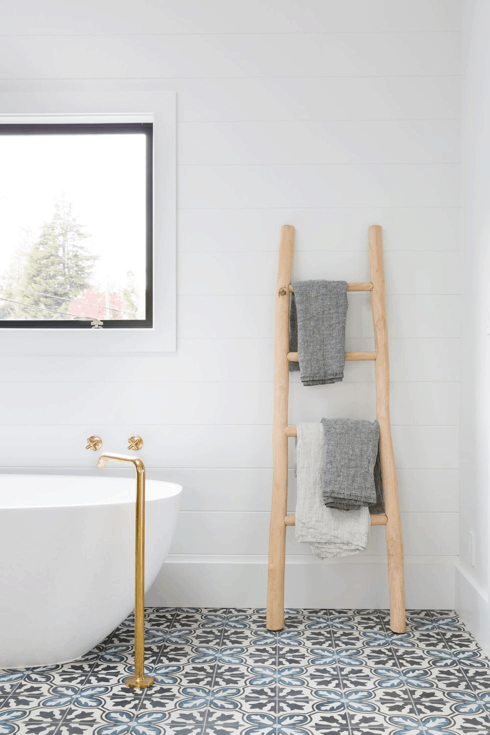 Bathroom Decor Idea: Install a ladder