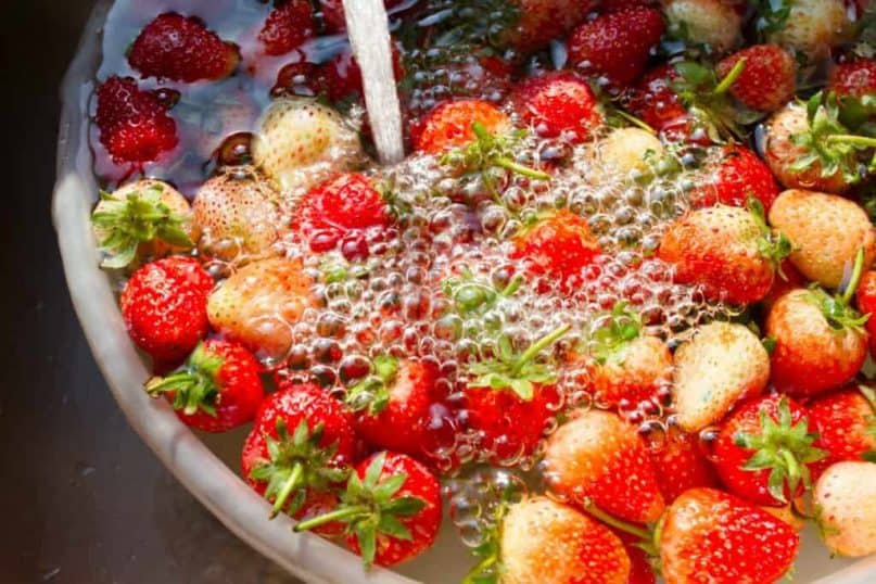 Soak Your Berries In Water And Vinegar