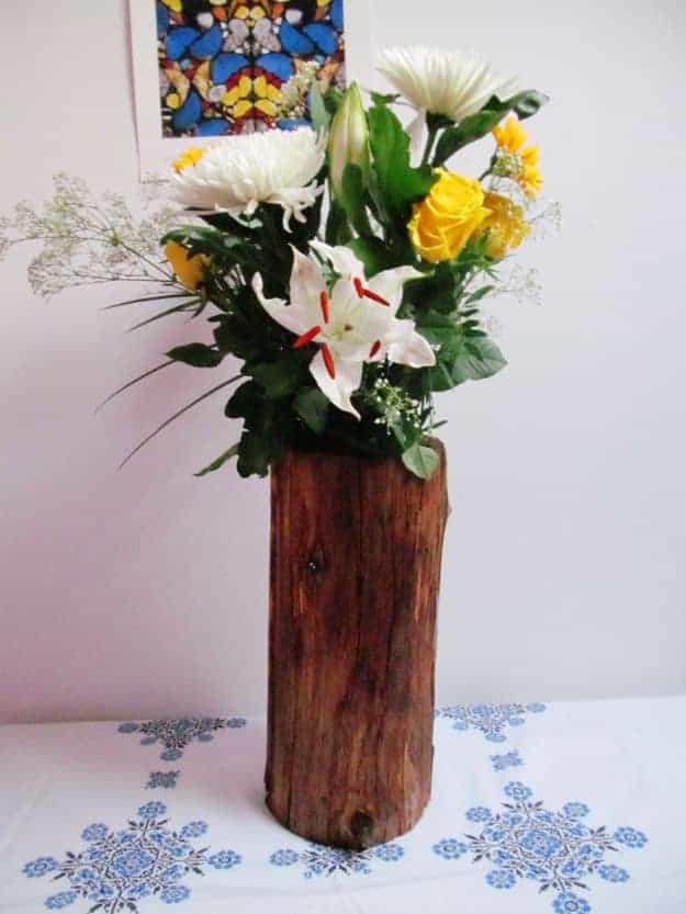 Treestump vase makes your home a country dream