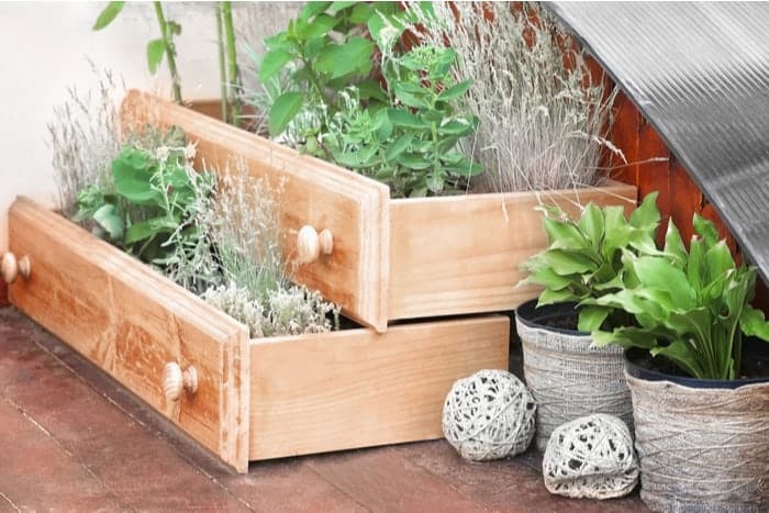 Drawer Flower Beds in easy DIY projects