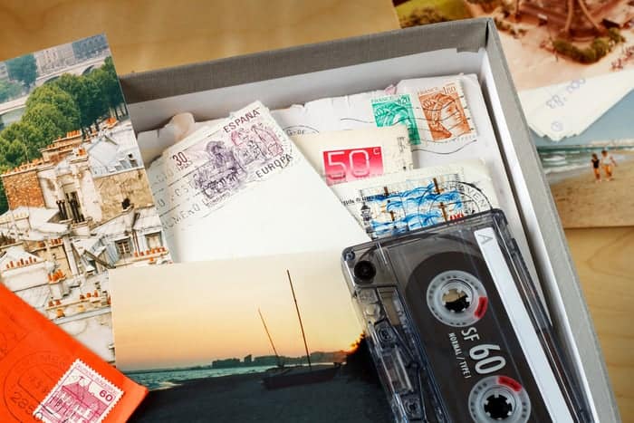 Keep small objects and affectionate pictures in a covered box