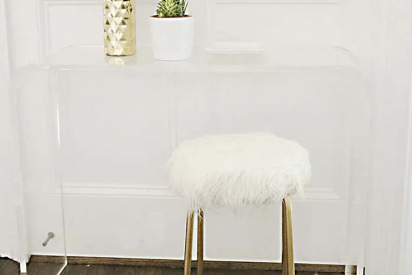 White feather Stools for your Makeup