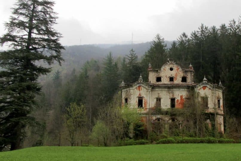 Villa de Vecchi is surrounded by a tragic mystery.