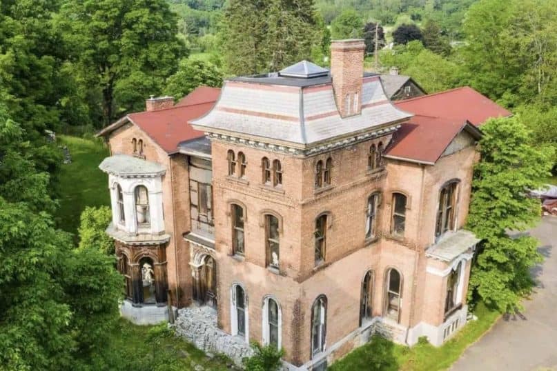 This Now-Debunked College is Located in an Abandoned Mansion